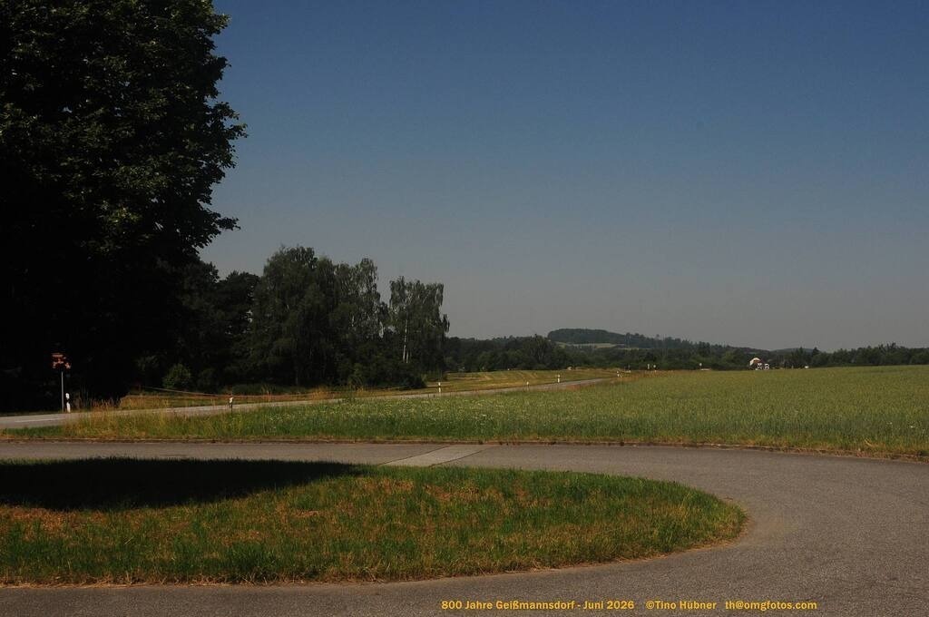 Geißmannsdorf-2026-Ortsbilder-167 | Geißmannsdorf bei Bischofswerda im Sommer 2026. Ein fotografischer Streifzug durch das Dorf Geißmannsdorf, mit Gebäuden, Straßen, Strohpuppen und geschmückten Vorgärten und Grundstücken anlässlich der 800-Jahr-Feier von Geißmannsdorf im Juni 2026 - Realisiert mit Pictrs.com
