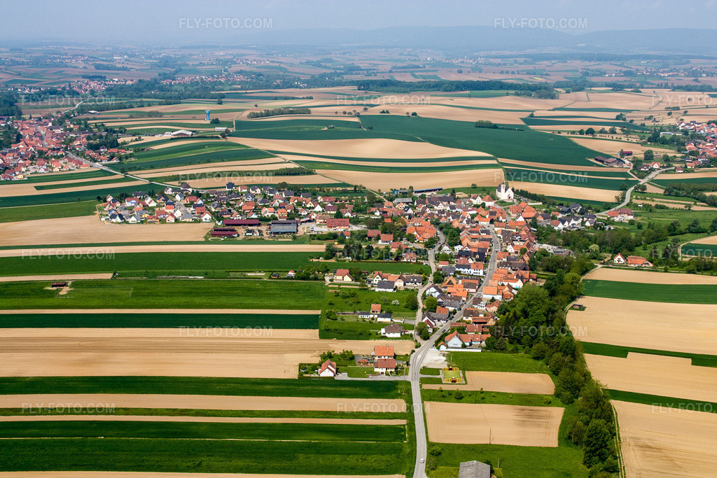 Aerial view: View of the town from the east in Stundwiller in the state Bas-Rhin, France. – Photo: IMG_18103.jpg taken on 05/03/2009 by Werner Riehm/FLY-FOTO.com – Resolution of the original: 4272 x 2848 px