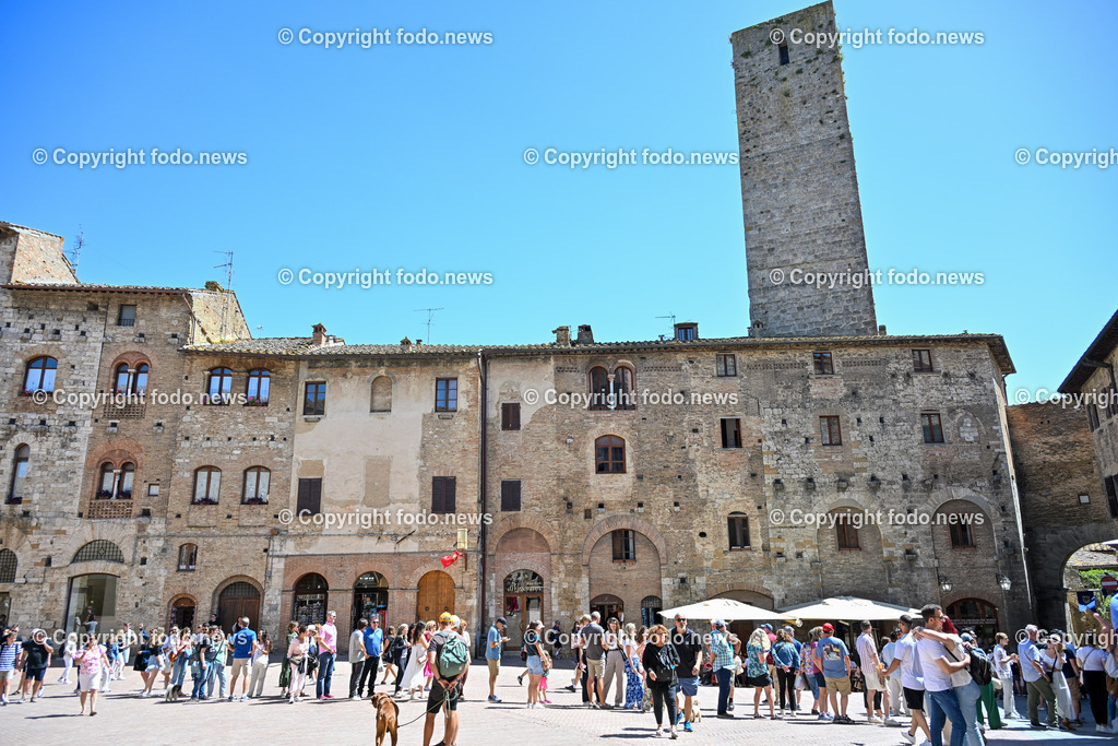 Italien_ Toskana_ San Gimignano_ 31.05.2024-34 | 31.05.2024, Italien, ITA, Toskana, San Gimignano im Bild Stadtansichten Gebäude, Architektur, Touristen, Historisch, Souvenir, Ansichten der berühmten Stadt San Gimignano in der Toskana-Italien - View of the famous town San Gimignano in Tuscany-ItalySan Gimignano ist eine italienische Kleinstadt in der Toskana mit einem mittelalterlichen Stadtkern. San Gimignano wird auch die Stadt der Türme genannt. Die Stadt liegt in der Provinz Siena. Sie gehört neben Florenz, Siena und Pisa zu den von Touristen meist besuchten Zielen in der Toskana.