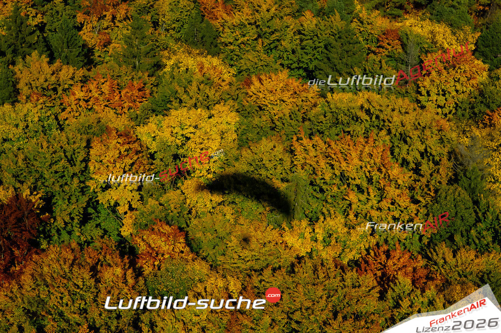 Die Luftaufnahme Farbenspiel-gleitschirm - Oberfranken wurde vom UL-Flugzeug (keine Drohne) aus fotografiert.Hohe Druck- Auflösung-die Geschenkidee!