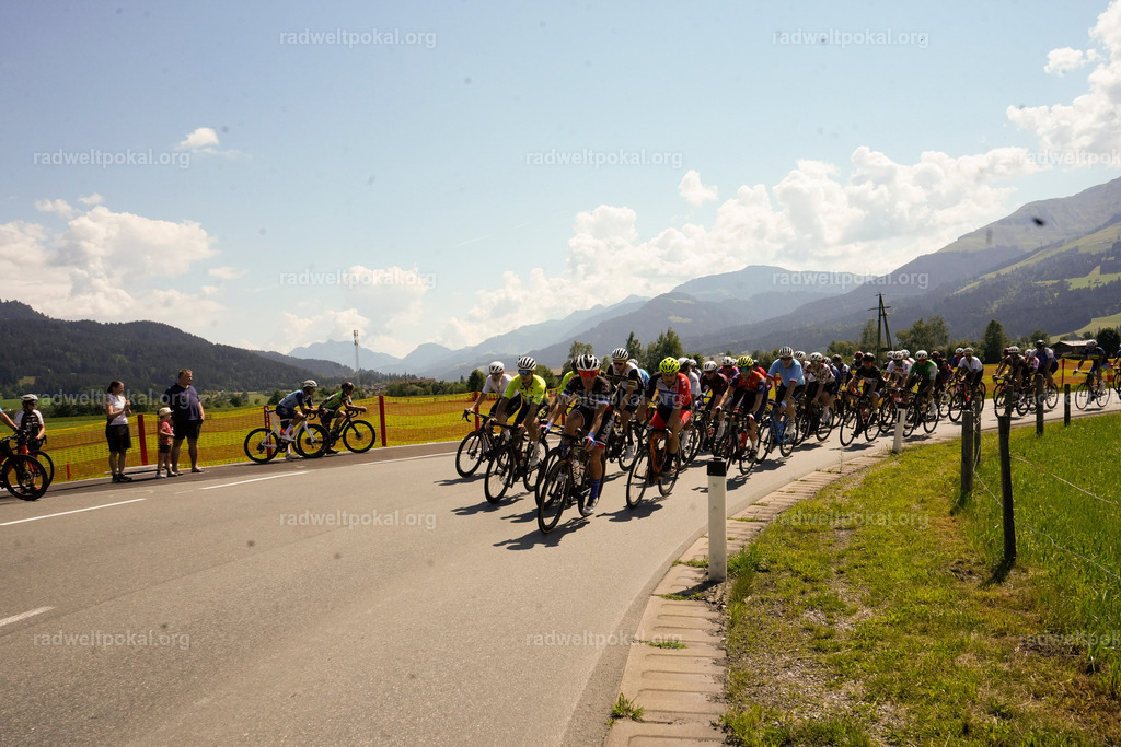 264_20230817_Bewerb_Maenner_Muehlanger | AUT - OESTERREICH, 2023-08-16: SPORT RENNRAD-FAHREN - 55. INTERNATIONALER RADWELTPOKAL IN ST. JOHANN IN TIROL  - Vintage-Radrennen mit WM-Bronze-Medaillen-Siegerin Christina Schweinberger, den Teilnehmer und Alexander Baumann (vom Orginastions-Team) - TAG 2 BEWERB MAENNER IN SECHS GRUPPEN  ; Foto: Roland Muehlanger