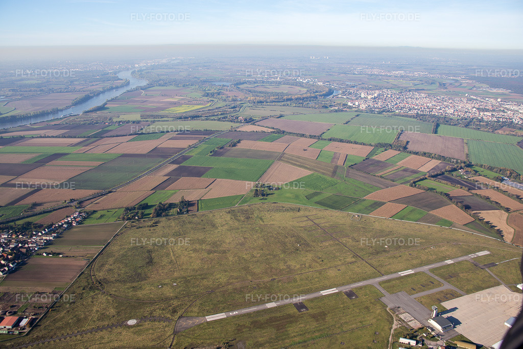 Luftbild: Start- und Landebahn mit Rollfeldgelände des ehemaligen amerikanischen Hubschrauberflugplatz der Flugplatz Coleman im Ortsteil Sandhofen in Mannheim im Bundesland Baden-Württemberg in Deutschland. Foto: IMG_074927.jpg vom 18.10.2014 durch Werner Riehm/FLY-FOTO.de
