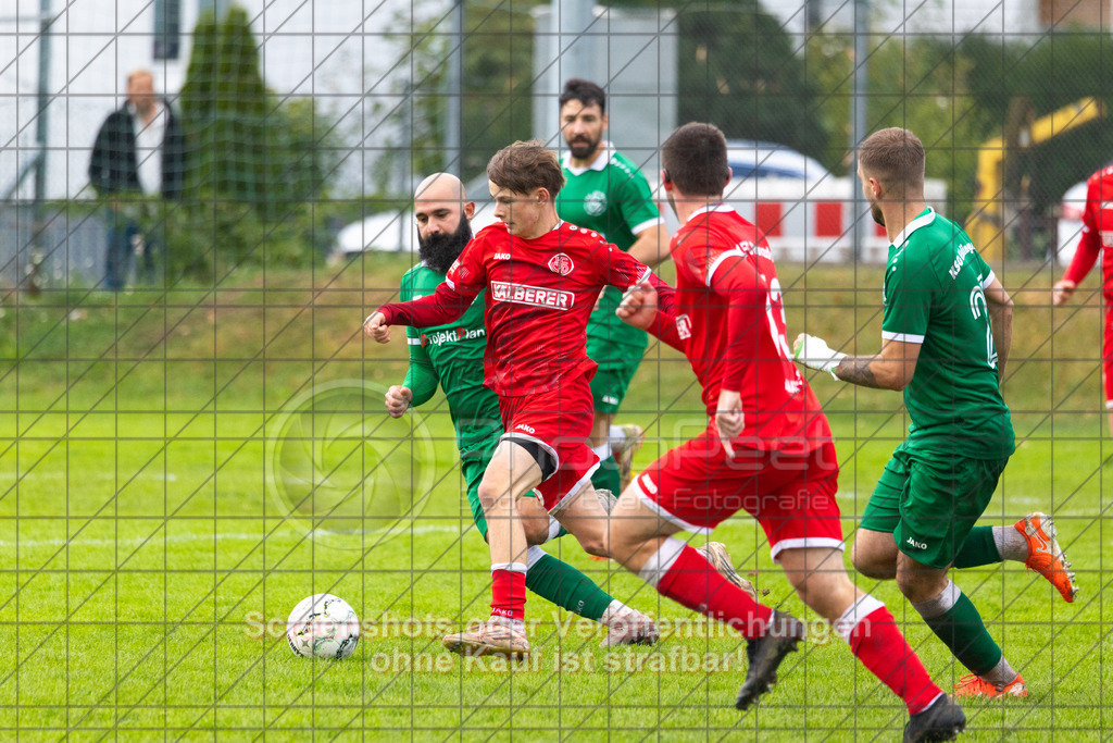 20261011_162833_0421_(c)_by_PhotoPeet | Tim Bayer (1.FC Donzdorf #45) vor Dario Biancorosso (KSG Eislingen #23)KSG Eislingen (grün) vs. 1.FC Donzdorf (rot), Fußball, Bezirksliga - Bezirk Neckar/Fils, 07. Spieltag, Saison 2026/2027, Rasensportplatz, Albstraße 69, 73054 Eislingen, 11.10.2026 - 15:00 Uhr,Foto: PhotoPeet / Sport- &amp; Eventfotografie / Peter Harich