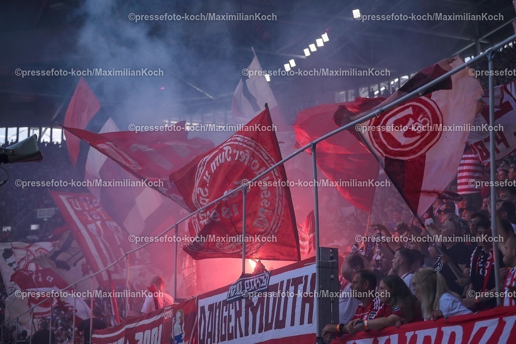 F9509082501059 | 09.08.2025, Fußball, Fortuna Düsseldorf - Hannover 96, 2. Fußball Bundesliga, Merkur Spiel-Arena, Saison 2025 2026: Feature Fans Ultras auf der Tribüne  bengalisches FeuerDFB regulations prohibit any use of photographs as image sequences and or quasi-video.