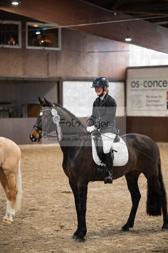 Hallenreittunier Voxtrup 2023 | Entdecke hochwertige Reitturnierfotos von Foto Oger. Professionell, emotional und authentisch – jetzt Lieblingsmomente im Shop bestellen.Deutschlandweite Turnierfotografie. - Realisiert mit Pictrs.com