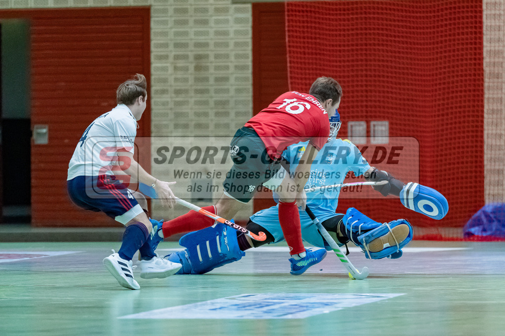 HK_20231217_107526 | 1. Bundesliga Herren Crefelder HC - Düsseldorfer HC  am 17.12.2023 Sporthalle Glockenspitz, Krefeld , van Ehren Christian ( Crefelder HTC #16 ) , Cofalla Jonas ( Düsseldorfer HC #4 ) ,Esser Quentin Torwart ( Düsseldorfer HC #24 )