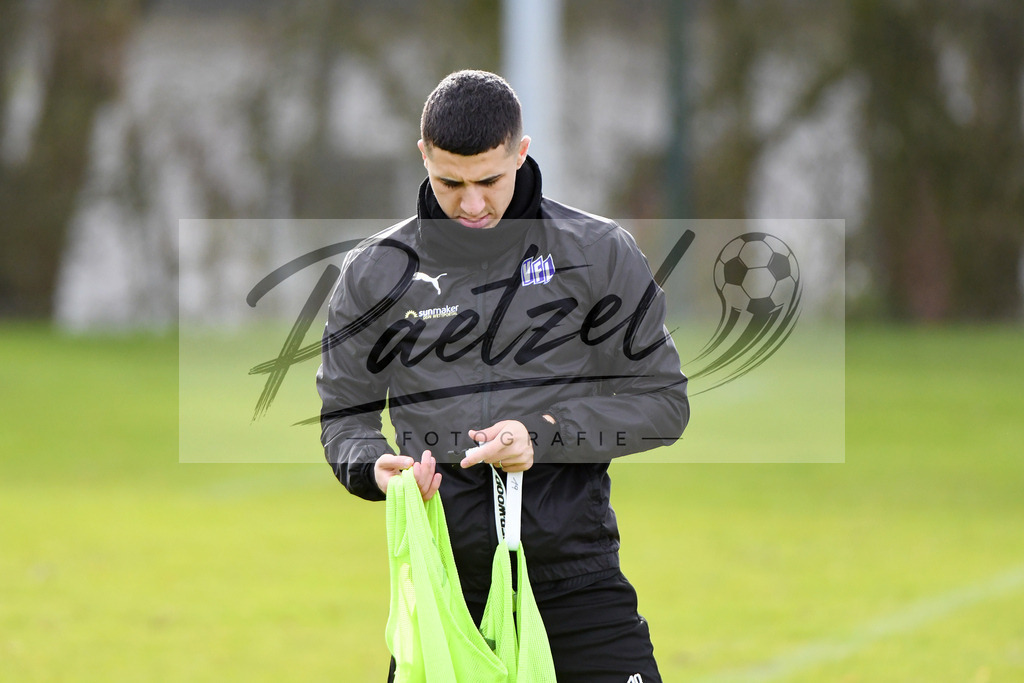 20200221_TRAOSN_0025 | Fussball, Herren: Anas Ouahim (VfL Osnabrueck) schaut waehrend der Trainingseinheit des VfL Osnabrueck im Sportpark Illoshoehe am 21.02.2020 in Osnabrueck, Deutschland. - Realisiert mit Pictrs.com