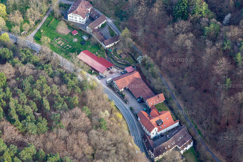 Weingut Porzelt http://www.weingut-porzelt.de/ | Luftbild: Weingut Porzelt http://www.weingut-porzelt.de/ in Klingenmünster im Bundesland Rheinland-Pfalz in Deutschland. Foto: IMG_131181.jpg vom 12.04.2022 durch ©2025 Werner Riehm fly-foto.de/copyright - Realisiert mit Pictrs.com