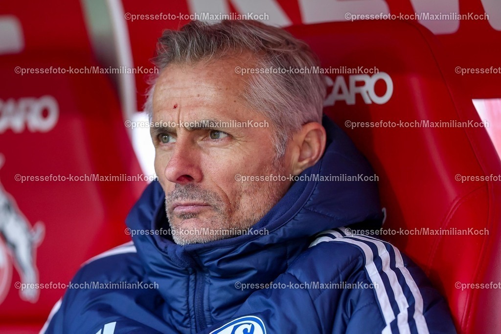 1FC09022501009 | 09.02.2025, Fußball, 1. FC Köln - FC Schalke 04, 2.. Fußball Bundesliga, 21. Spieltag, RheinEnergie-STADION, Saison 2024 2025: Trainer Kees van Wonderen (S04 Cheftrainer)DFB regulations prohibit any use of photographs as image sequences and or quasi-video.