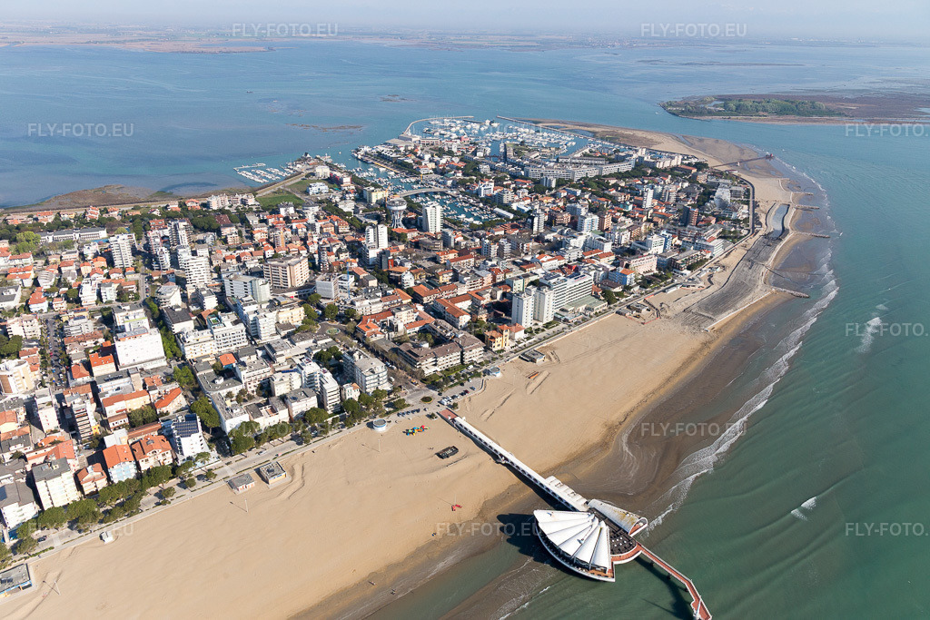 Vue aérienne: Vue de la ville à Lignano Sabbiadoro dans le département Udine, Italie. Photo: IMG_098030.jpg prise le 03/04/2017 par Werner Riehm/FLY-FOTO.eu – Résolution de l'original: 5472 x 3648 px