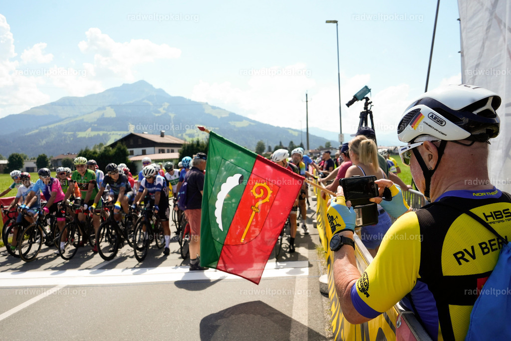 481_20230817_Bewerb_Maenner_Muehlanger | AUT - OESTERREICH, 2023-08-16: SPORT RENNRAD-FAHREN - 55. INTERNATIONALER RADWELTPOKAL IN ST. JOHANN IN TIROL  - Vintage-Radrennen mit WM-Bronze-Medaillen-Siegerin Christina Schweinberger, den Teilnehmer und Alexander Baumann (vom Orginastions-Team) - TAG 2 BEWERB MAENNER IN SECHS GRUPPEN  ; Foto: Roland Muehlanger