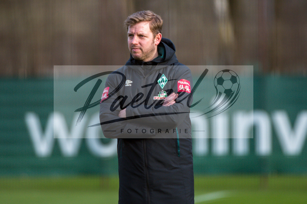 20200218_TRASVW_0011 | Fussball, Herren: Trainer Florian Kohfeldt (SV Werder Bremen) schaut waehrend der Trainingseinheit des SV Werder Bremen auf dem wohninvest Weserstadion Trainingsplatz am 18.02.2020 in Bremen, Deutschland. - Realisiert mit Pictrs.com