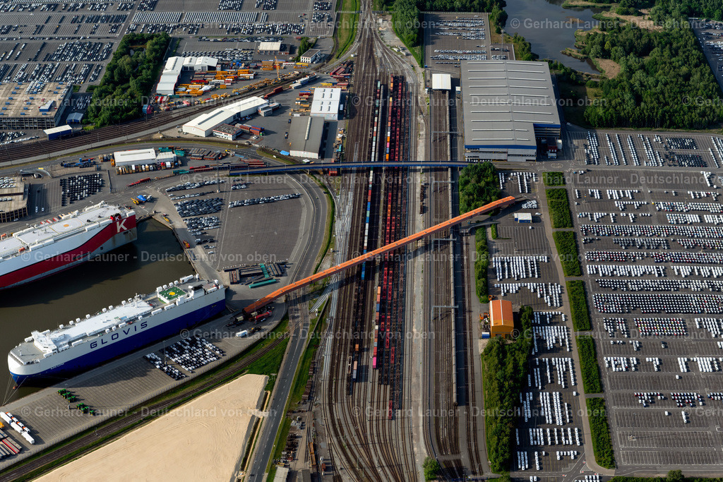 4030568 | BREMERHAVEN 01.06.2020 Brücke entlang über die Eisenbahngleise am Erzhafen im Ortsteil Stadtbremisches Überseehafengebiet Bremerhaven in Bremerhaven im Bundesland Bremen, Deutschland. // Bridge over the railway tracks at the Erzhafen in the district Stadtbremisches Ueberseehafengebiet Bremerhaven in Bremerhaven in the state Bremen, Germany. Foto: Gerhard Launer