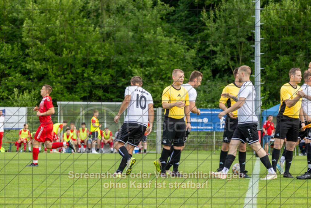 20250616_182838_0122 | #,  TV Eybach (weiß) vs. 1.FC Donzdorf II (rot), Fussball, Entscheidungsspiel 3 in Kreisliga A3 - Bezirk Neckar/Fils, Saison 2024/2025, Rasensportplatz, Staufenecker Str. 41, 73084 Salach, 16.06.2025 - 18:30 Uhr,Foto: PhotoPeet-Sportfotografie/Peter Harich