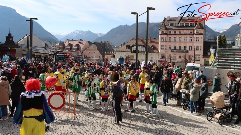 fasching-mariazell2025 (40) | Mit meiner Kamera halte ich besondere Augenblicke, faszinierende Landschaften und interessante Details fest. Dabei entstehen ganz unterschiedliche Aufnahmen – von stimmungsvollen Landschaftsfotografien und beeindruckenden Drohnenaufnahmen über Pressefotos - Realisiert mit Pictrs.com