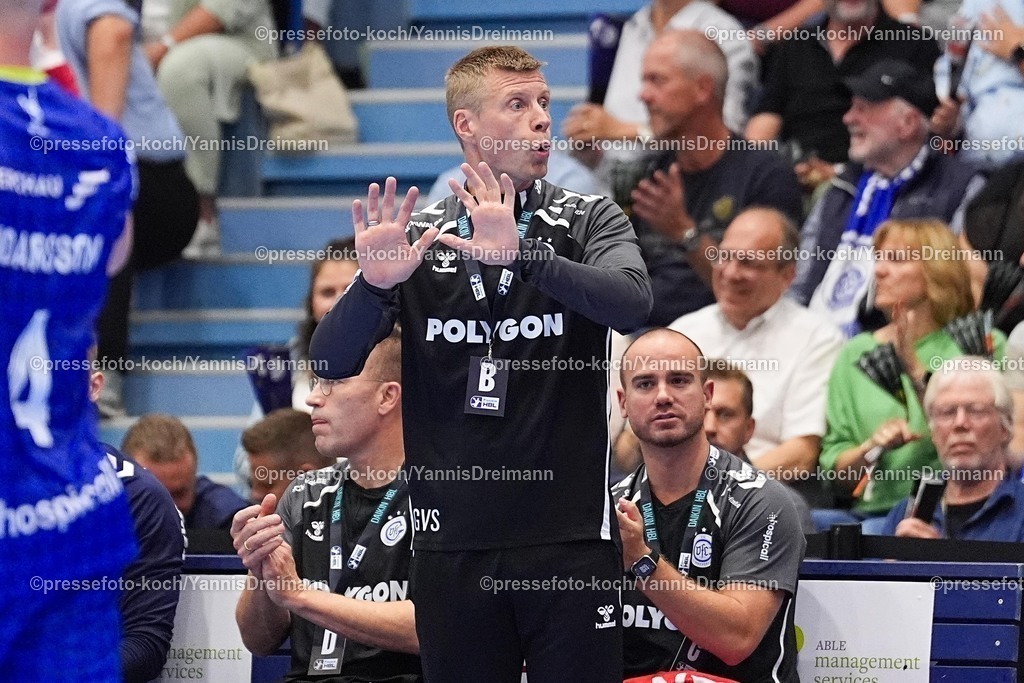 xYDRx04092501048 | 04.09.2025, xydrx, Handball, 1.HBL, VFL Gummersbach - TM Melsungen, Schwalbe-Arena: Gudjon Valur Sigurdsson (Cheftrainer VFL Gummersbach) gestikulierend