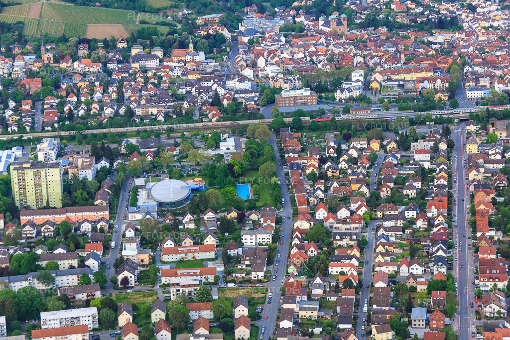 Luftbild: Ovales Dach des Basinus-Bad der GGEW AG in Bensheim im Bundesland Hessen in Deutschland. Foto: IMG_088360.jpg vom 09.05.2016 durch Werner Riehm/FLY-FOTO.deWWW.BASINUS-BAD.DE