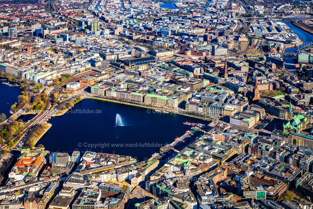 Hamburg_Jungfernstieg_Binnenalster_ELS_4931060425 | HAMBURG 06.04.2025 Innenstadt im Stadtgebiet der Neustadt in Hamburg, Deutschland. // City center in the urban area of a??a??Neustadt in Hamburg, Germany. Foto: Martin Elsen