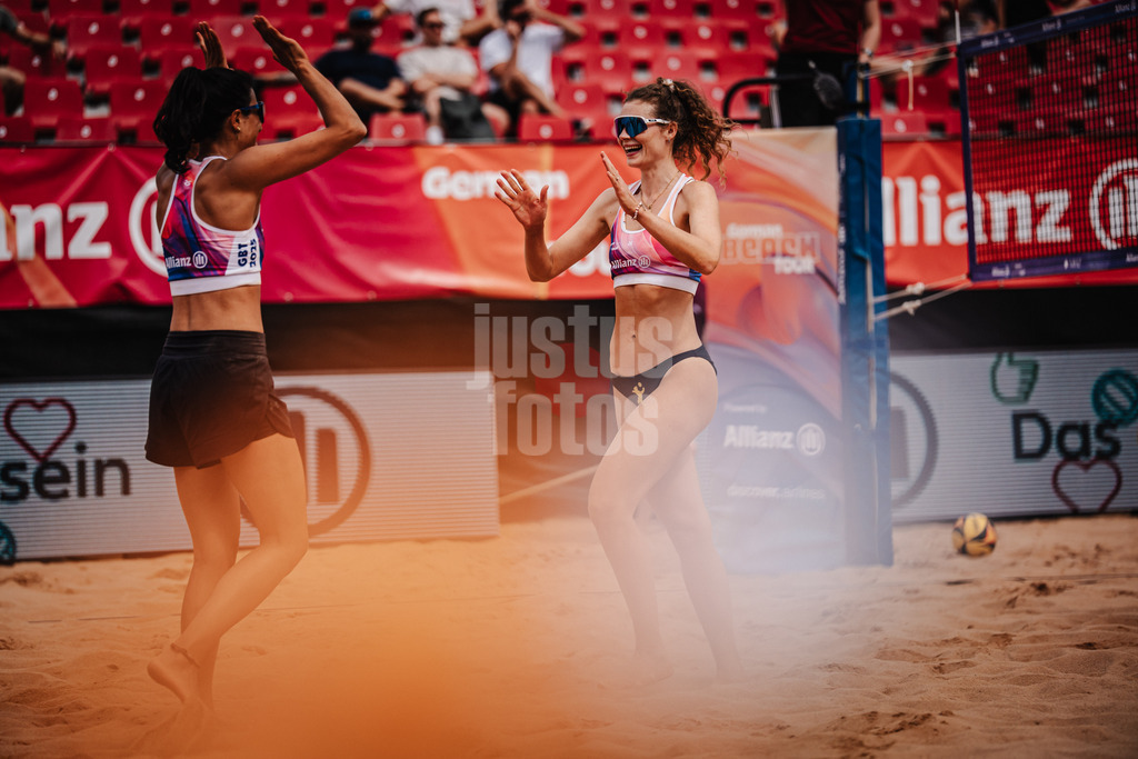 Beachvolleyball | Frauen | Allianz German Beach Tour 2025 | Tourstop München | 03.07.2025 | v.l. Kristin Standhardinger und Astrid Munkwitz freuen sich