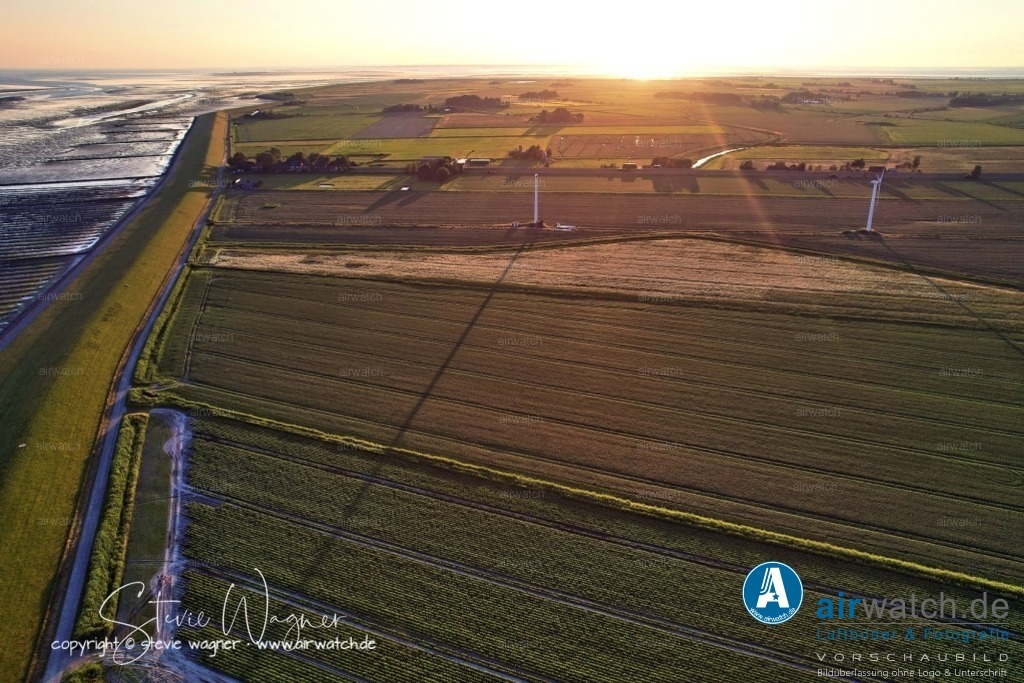 Luftbild Nordstrand, LangerDeich, Dreisprung, Püttenweg, Trendermarsch, Husumer Bucht | Luftbild Nordstrand, LangerDeich, Dreisprung, Püttenweg, Trendermarsch, Husumer Bucht - In der nahegelegenen Trendermarschweg-Siede im Trendermarschkoog befinden sich weitere Ferienhäuser und -wohnungen, teils rollstuhlgerecht und mit Garten. Die Unterkünfte liegen etwa 900 Meter vom Deich entfernt, umgeben von Wiesen und Feldern, und bieten eine ruhige Atmosphäre fernab vom Massentourismus.