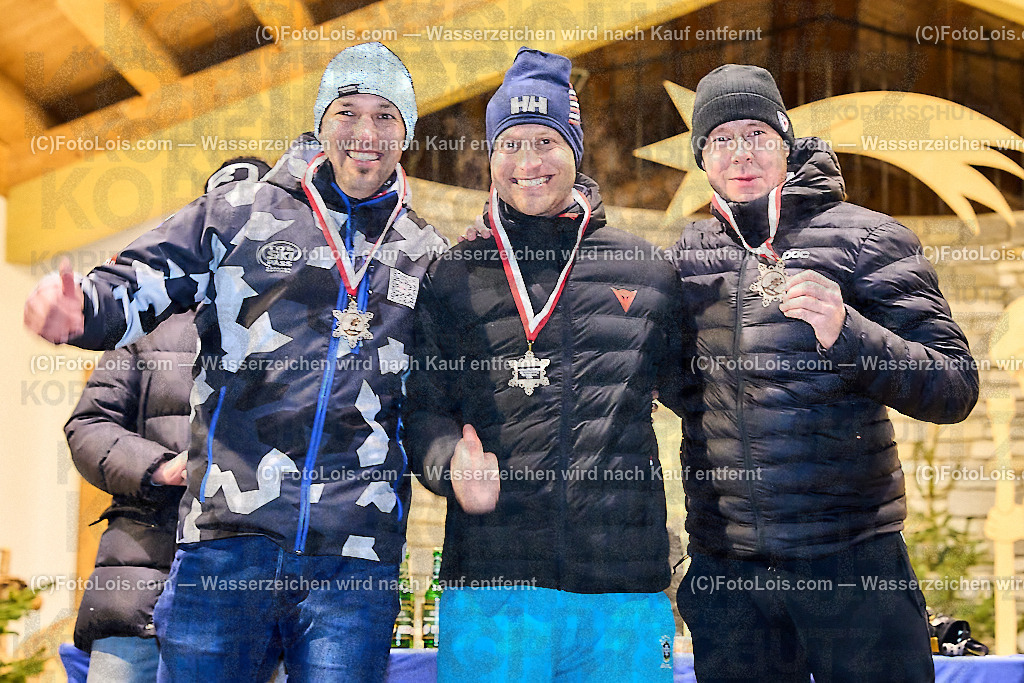 ALP5188_MASTERS-Cup_GS_Siegerehrung | (C)FotoLois.com, Alois Spandl. FIS Masters-Cup Wildschönau, Giant Slalom auf der Piste Schatzberg GS, Siegerehrung auf dem Dorfplatz Niederau, Sa 13. Januar 2024.