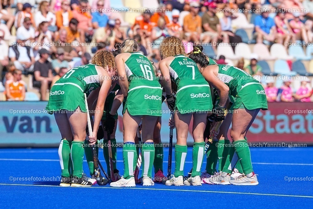 xydrx09082503016 | 09.08.2025, xydrx, Frauen EuroHockey Championship 2025, Gruppenphase, Gruppe a, Niederlande - Irland, Sparkassenpark Mönchengladbach: Die Irländerinnen bilden einen Kreis