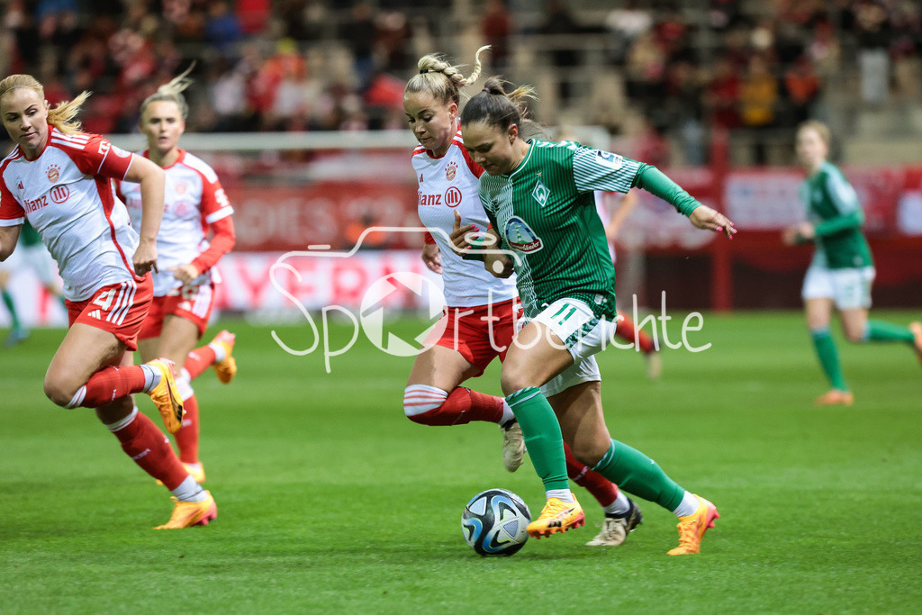 FC Bayern München Frauen - SV Werder Bremen Frauen | im Duell Giulia GWINN (FCB #7) und Maja STERNAD (SVW #11) / Zweikampf