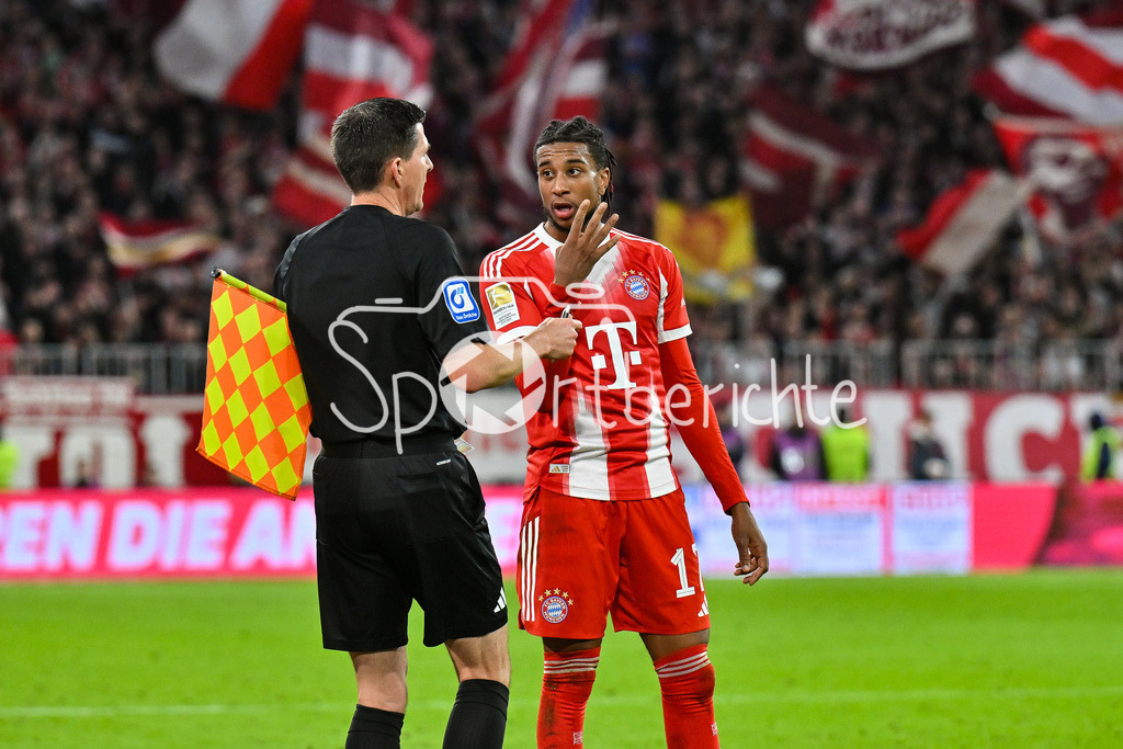 FC Bayern München - Borussia Dortmund | mUNICH, GERMANY - Michael OLISE (FC Bayern Munich 17) during the bundesliga match between FC Bayern Munich vs. Borussia Dortmund on matchday 7 at Allianz Arena on October 18, 2025 in Munich, Germany / DFL REGULATIONS PROHIBIT ANY USE OF PHOTOGRAPHS AS IMAGE SEQUENCES AND/OR QUASI-VIDEO