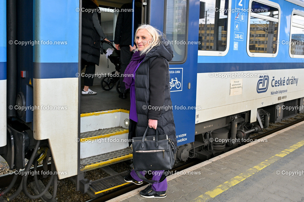 Pressegespraech OeVP OOE Summerauerbahn_ 25.04.2024-16 | 25.04.2024, HauptbahnhofLinz, AUT, Pressegespraech OeVP OOE Summerauerbahn, im Bild Angelika Winzig (VP, Spitzenkandidatin fuer die EU-Wahl)