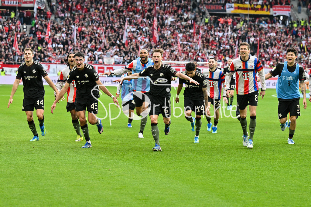 SC Freiburg - FC Bayern München | FREIBURG, GERMANY - 04. APRIL: die Spieler der Gäste feiern zusammen mit den Fans den 2-3 Auswärtssieg in Freiburg während dem Bundesligamatch zwischen dem SC Freiburg und dem FC Bayern München am 28. Spieltag im Europa-Park Stadion / DFL REGULATIONS PROHIBIT ANY USE OF PHOTOGRAPHS AS IMAGE SEQUENCES AND/OR QUASI-VIDEO