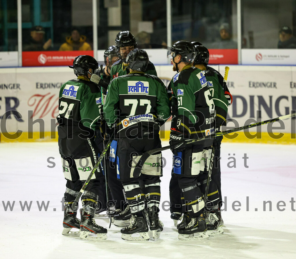 2022-12-02_113_TSV_Erding_gegen_EV_Pegnitz | Erding, Deutschland, 02.12.2022:
Eishockey, Bayernliga 2022 / 2023, 17. Spieltag, TSV Erding gegen EV Pegnitz, Endergebnis: 9:3

Erik Modlmayr (Erding Gladiators, #21), Philipp Michl (Erding Gladiators, #77), Roni Rukajärvi (Erding Gladiators, #61)

Foto: Christian Riedel / fotografie-riedel.net