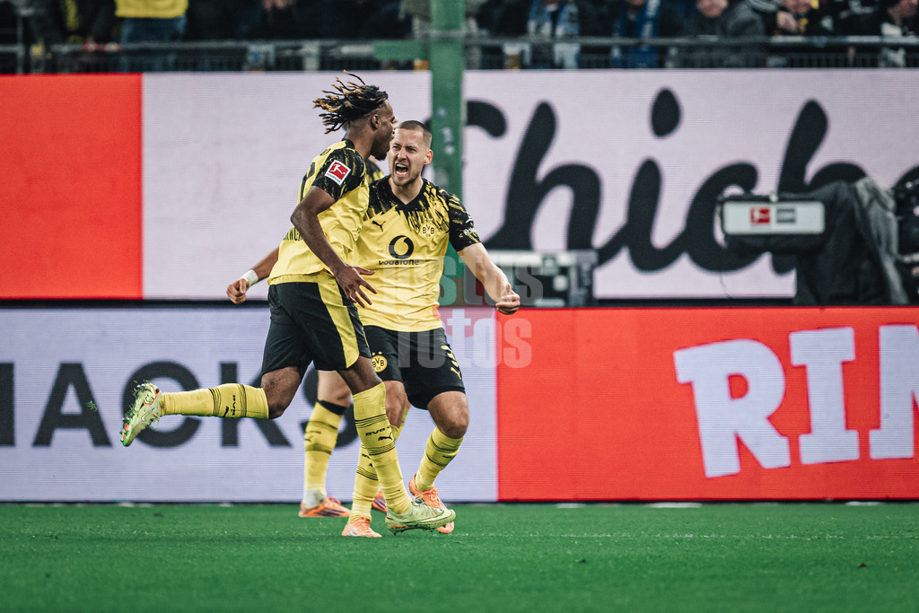 Fußball | Männer | Saison 2025/2026 | 1. Fußball-Bundesliga | 10. Spieltag | Hamburger SV vs. Borussia Dortmund | 08.11.2025 | Carney Chukwuemeka (#17, Borussia Dortmund) schießt ein Tor 1:0 und jubelt hinten Waldemar Anton (#3, Borussia Dortmund)