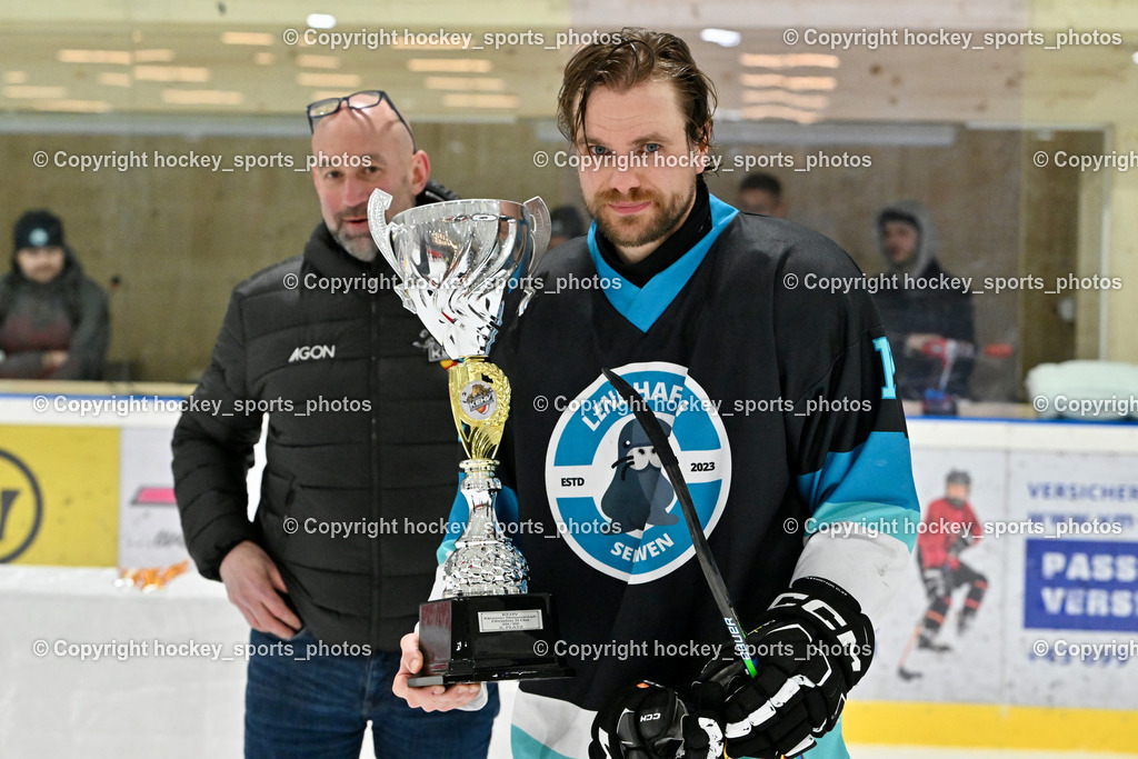 Lendhafen Seelöwen vs. Spartans Althofen | Siegerehrung, Vizepräsident KEHV Herbert Hohenberger, #12 Cijan Alexander Lendhafen Seelöwen, Pokal Vize Meister, Lendhafen Seelöwen vs. Spartans Althofen, Lendhafen Seelöwen vs. Spartans Althofen am 14.02.2025 in Ferlach (HTC Eishalle Ferlach), Austria, (Photo by Bernd Stefan)