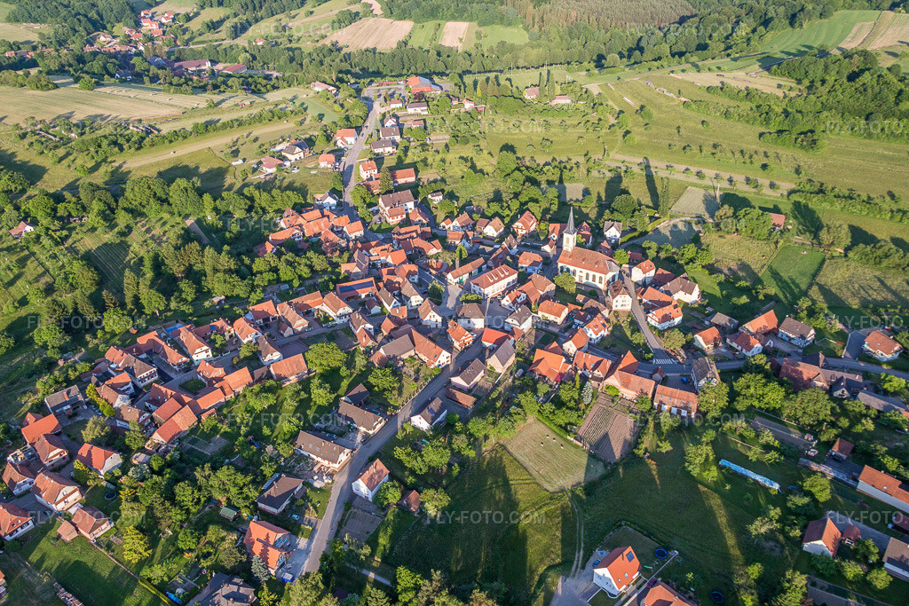 Aerial view: Agricultural fields and arable land in Wingen in the state Bas-Rhin, France. – Photo: IMG_080309.jpg taken on 06/05/2015 by Werner Riehm/FLY-FOTO.com – Resolution of the original: 5472 x 3648 px