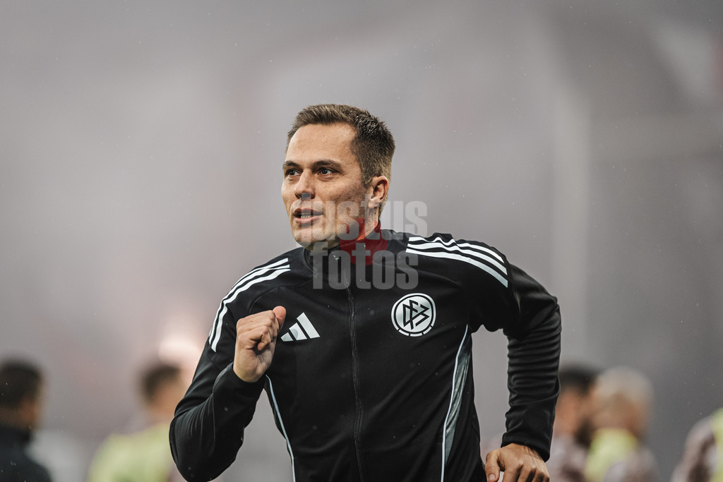 Fußball | Männer | Saison 2025/2026  | Fußball-Bundesliga | 09. Spieltag | FC St. Pauli vs. Borussia Mönchengladbach | 01.11.2025 | Schiedsrichter Robert Hartmann läuft sich warm