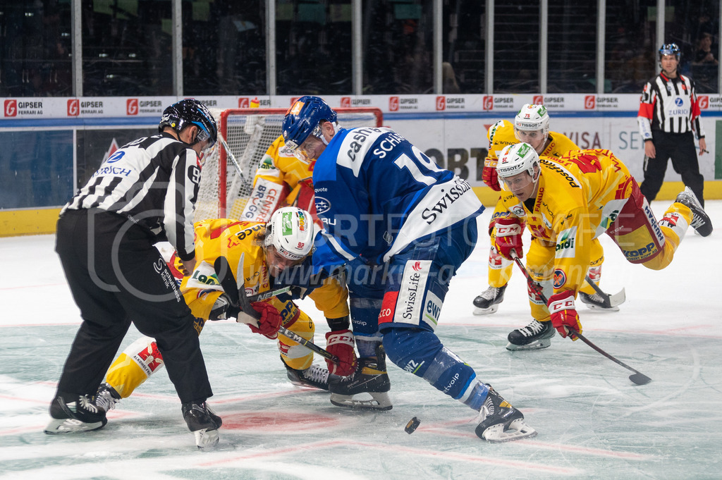 Playoffs: ZSC Lions - EHC Biel-Bienne | 27.03.2022, Zürich, Hallenstadion, Playoffs: ZSC Lions - EHC Biel-Bienne, #19 Reto Schäppi (ZSC) gegen #92 Gaetan Haas (Biel) beim Bully. - Realisiert mit Pictrs.com