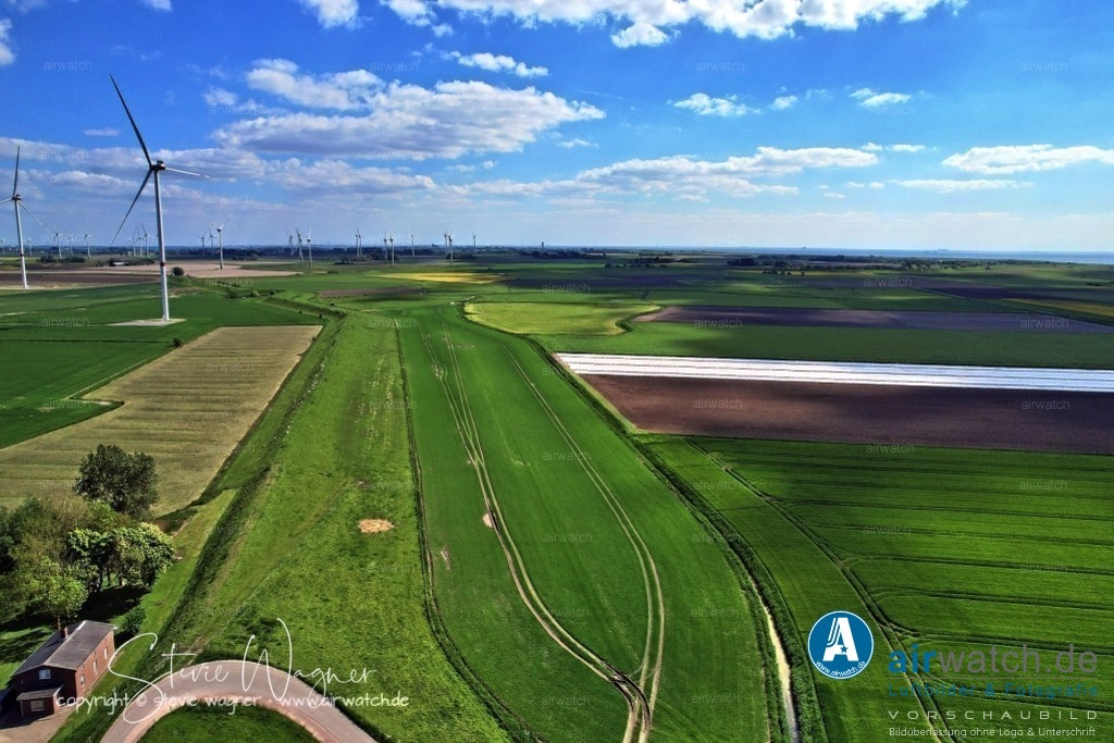 Luftbilder-Dithmarschen-Hilgroven-Hellschen-Heringsand-Unterschaar-airwatch | Ortsbeschreibung: Hellschen-Heringsand-Unterschaar liegt inmitten der Dithmarscher Marsch, nur wenige Kilometer von der Nordsee entfernt. Die ruhige Lage ohne Durchfahrtsstraße macht die Gemeinde zum Ferienort für Familien mit Kindern. Die Landschaft ist landwirtschaftlich geprägt, und vom stürmischen norddeutschen Wetter geformt. Wind und Weite sind die vorherrschenden Elemente.