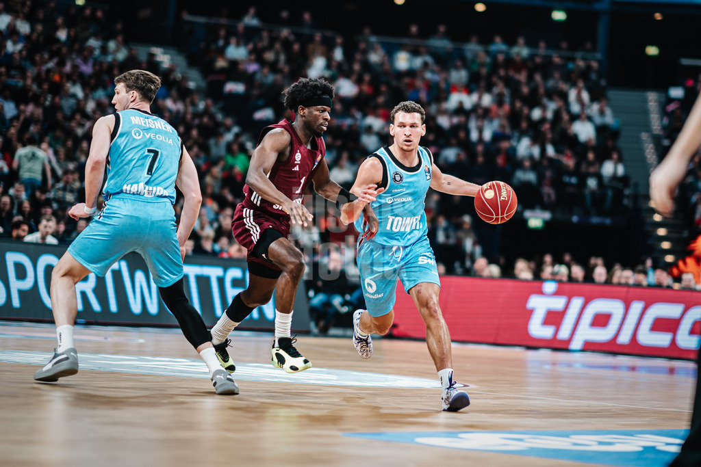 Basketball | Männer | Saison 2023/2024 | easyCredit Basketball Bundesliga | Veolia Towers Hamburg vs. FC Bayern München | 26.03.2024 | Brae Ivey (#8, Veolia Towers Hamburg) mit dem Ball