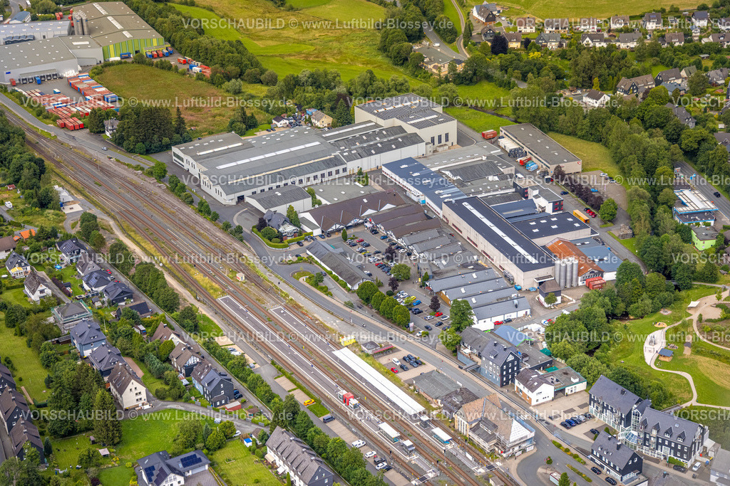 Erndtebrueck240709939 | Luftbild, Gewerbegebiet mit ESTA-Rohr-GmbH und TG Kunststoffverarbeitung GmbH am Mühlenweg, Einkaufszentrum mit Aldi, KIK, DM und Rewe an der Bahnhofstraße am Bahnhof, hinten der Ederauenpark, Erndtebrück, Kreis Siegen-Wittgenstein, Nordrhein-Westfalen, Deutschland