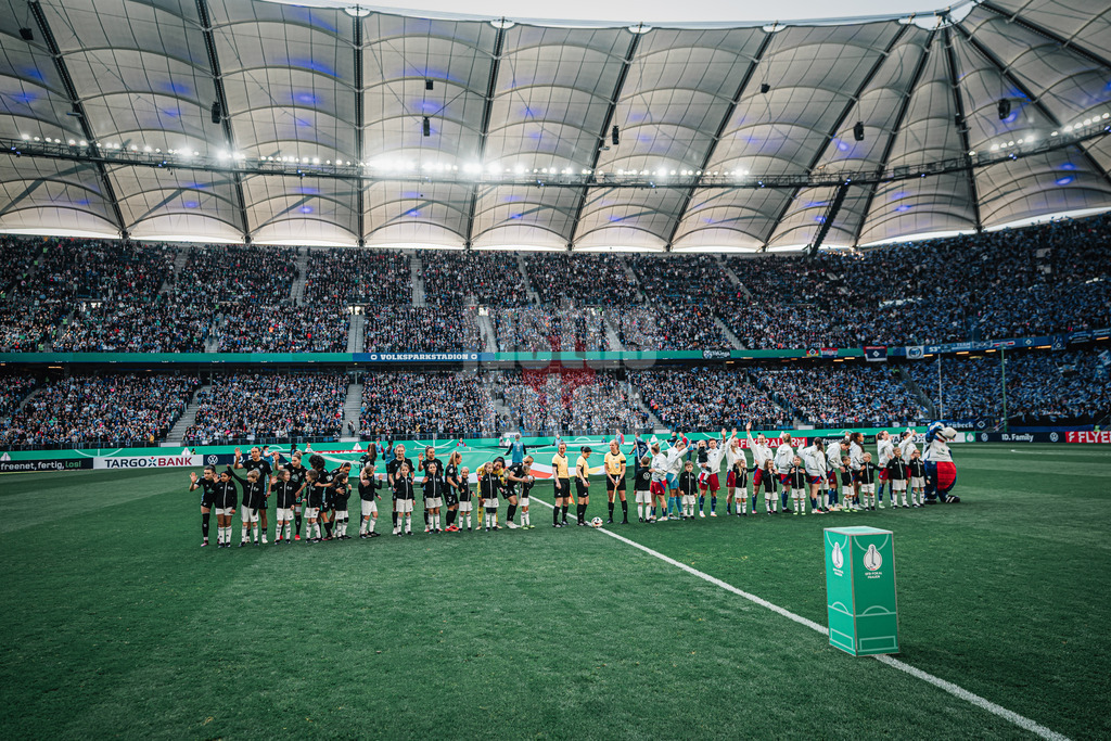 Fußball | Frauen | Saison 2024/2025  | DFB-Pokal der Frauen | Halbfinale | Hamburger SV vs. Werder Bremen | 23.03.2025 | Die Teams im ausverkauften Volksparkstadion