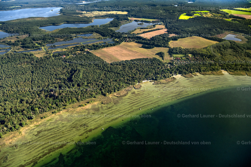 4062285 | BOEKER MüHLE 08.09.2021 Bewaldete und seichte Uferbereiche der Müritz bei Boeker Mühle im Bundesland Mecklenburg-Vorpommern. Am Ufer liegen Segelboote und Schiffe. // Wooded riparian areas of the Mueritz with small boats in Boeker Muehle in the state of Mecklenburg - Western Pomerania. Foto: Gerhard Launer