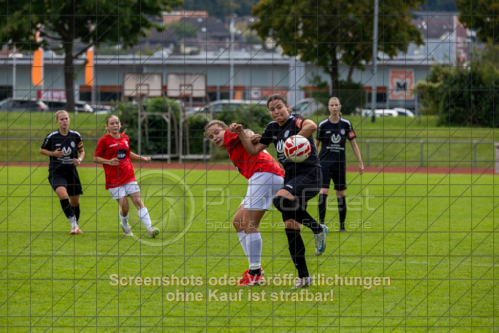 20250928_133625_0267 | Luisa Reiser (1.FC Donzdorf #05)1.FC Donzdorf (schwarz) vs. TV Derendingen (rot), Fussball, Frauen-Verbandsliga Württemberg, 03. Spieltag, Saison 2025/2026, Rasenplatz Lautertal Stadion, Süßener Straße 16, 73072 Donzdorf, 28.09.2025 - 13:00 Uhr,Foto: PhotoPeet-Sportfotografie/Peter Harich