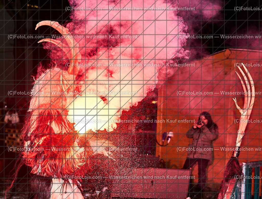 ALP9715_Wieselburger ADVENT_Wintersonnenwende_Perchtenlauf | (C)FotoLois.com, Alois Spandl, Wieselburger Advent, Wintersonnenwendfeier mit Umzug durch die Stadt, Sonnenwendfeuer und Perchtenlauf mit Show im Schlosspark, Mitwirkung der Partnergemeinde EINBECK, Sa 17. Dezmber 2022.