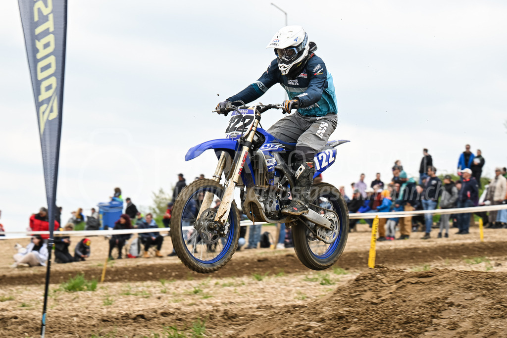Motocross Schlatt bei Winterthur - 30. April 2023 | #122 Moser Hans-Ueli aus Schwaderloch (CH) auf Jamaha in der Kategorie Senioren am Motocross Schlatt bei Winterthur, 30. April 2023. 
Instagram: @mx_schlatt | @mc_wila | @sam_schweiz
Bild: Sportfotografie Markus Aeschimann | www.markus-aeschimann.ch - Realisiert mit Pictrs.com