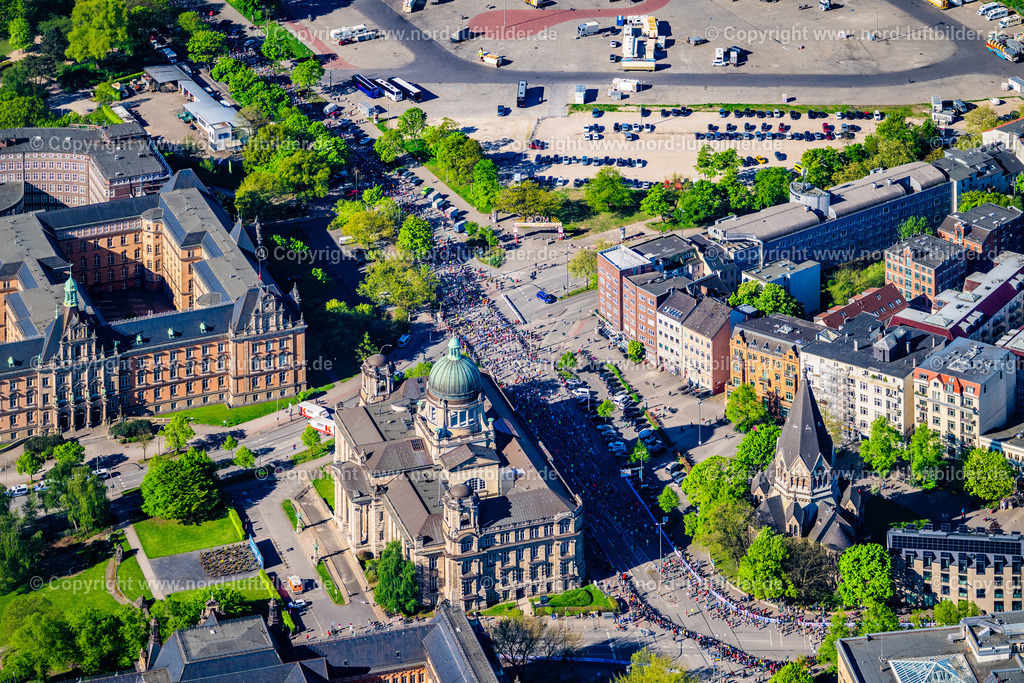 Hamburg_St Pauli_Hanseatisches_Oberlandesgericht_Sivekingsplatz_ELS_1998270425 | HAMBURG 27.04.2025 Gebäude des Hanseatischen Oberlandesgerichts in Hamburg. Im Hintergrund sieht man die russische orthodoxe Kirche des Hl. Johannes von Kronstadt und den südlichen Eingang zur Messe Hamburg. // Building of the higher regional court in Hamburg. In the background you can see the russian orthodox church of St. John of Kronstadt and the southern entrance to the fair Hamburg. Foto: Martin Elsen