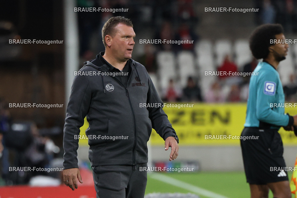 Rot-Weiss Essen - VFL Osnabrück | Essen, Deutschland, 17.09.2025 Uwe Koschinat (Rot-Weiss Essen) schautwährend des 3.Liga Spiels zwischen  Rot-Weiss Essen und VFL Osnabrück am 17.09.2025 im Stadion an der Hafenstraße in Essen. (Foto von Timo Bluhmki-Schmidt/Brauer Fotoagentur