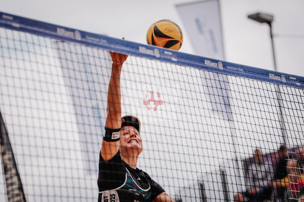 Beachvolleyball | Frauen | Allianz German Beach Tour 2025 | Tourstop Düsseldorf | 18.05.2025 | Svenja Müller beim Angriff