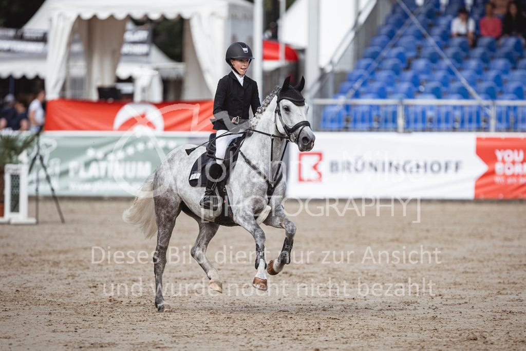 240906_BuCha_Pony-L-6j-261 | Deine schönsten Turniermomente als professionelle Fotos! Entdecke hochwertige Pferdesport-Fotografie im Online-Shop. Jetzt Fotos finden & bestellen!