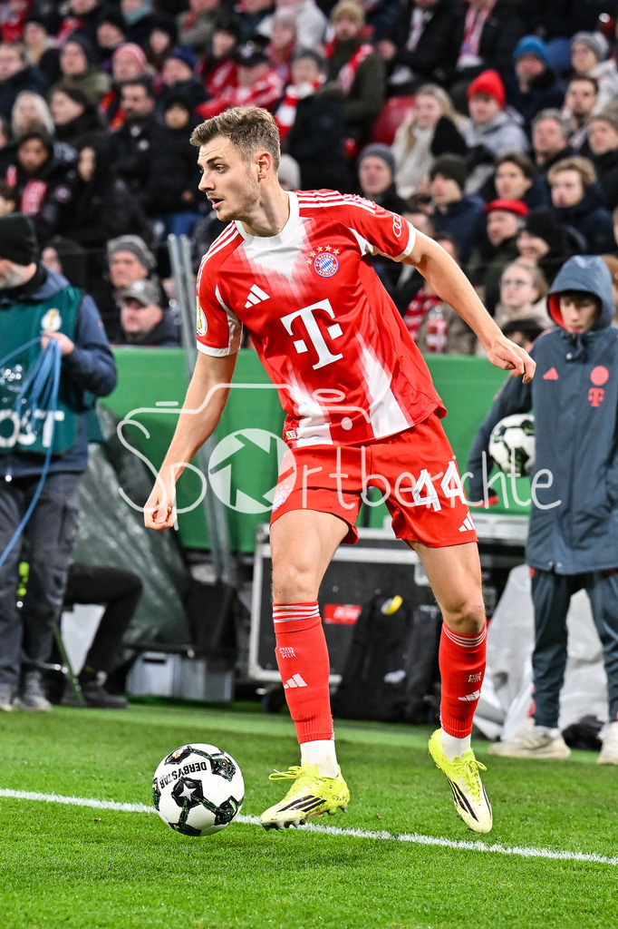 FC Bayern München - RB Leipzig | MUNICH, GERMANY - 11. FEBRUARY: am Ball Josip STANISIC (FC Bayern Munich 44) während dem Spiel zwischen dem FC Bayern München und RB Leipzig beim Viertelfinale des DFB-Pokales in der Allianz Arena