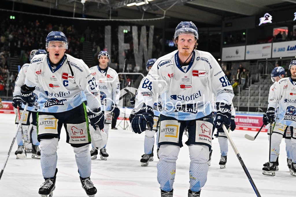 Augsburger Panther - Straubing Tigers | Augsburg, DEUTSCHLAND - 14. NOVEMBER: die Spieler der Tigers bedanken sich bei den mitgereisten Fans nach dem Auswärtssieg in Augsburg nach dem Ligaspiel zwischen den Augsburger Panthern und den Straubing Tigers am 18. Spieltag der Penny DEL im Curt Frenzel Stadion am 14.11.2025 / Feiern / Wade ALLISON (Straubing Tigers 88)